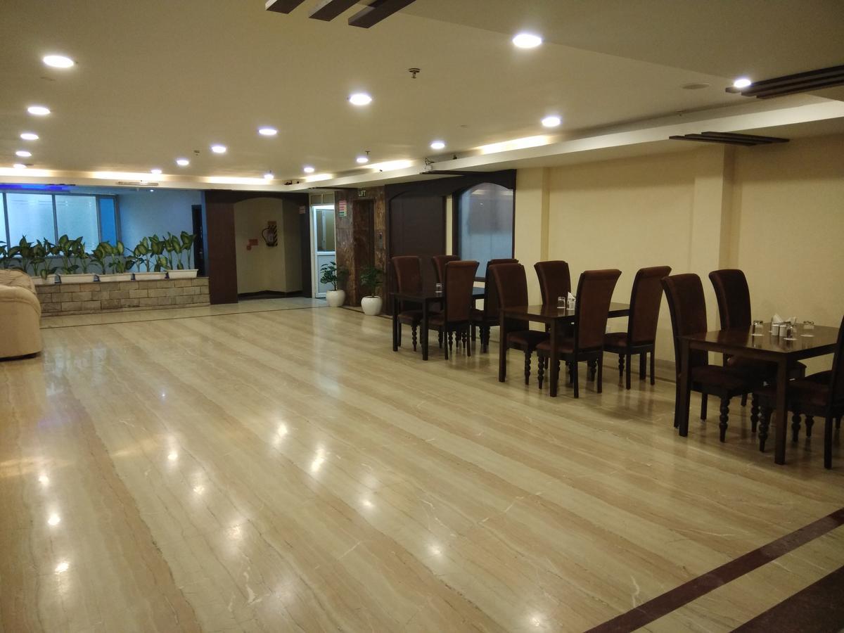 Capital O 7331 Hotel Downtown New Delhi Buitenkant foto