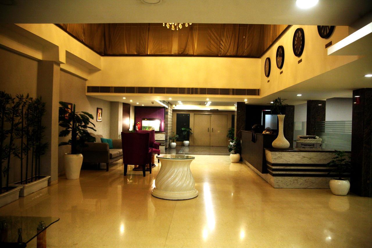 Capital O 7331 Hotel Downtown New Delhi Buitenkant foto